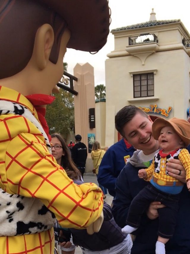 5 Cute Character Interactions At Disneyland